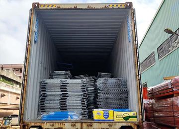 發(fā)往英國的東莞市重型貨架裝柜了【易達貨架】