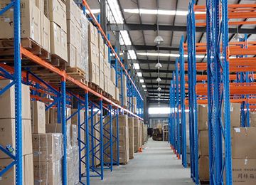 重型庫(kù)房貨架生產(chǎn)廠家托盤(pán)貨架是先進(jìn)先出貨架嗎？【易達(dá)貨架】