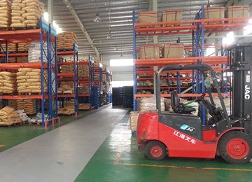 廣州重型倉儲(chǔ)貨架高位貨架用叉車嗎？【易達(dá)貨架】