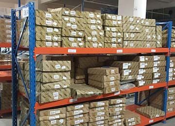 深圳龍崗倉(cāng)庫(kù)貨架擱板貨架的3種擺放方式【易達(dá)貨架】