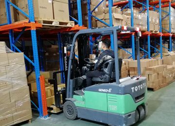 倉儲倉庫鋼制重型貨架用什么叉車？【易達(dá)貨架】