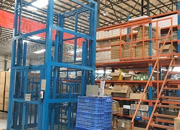 貨架配的液壓升降平臺(tái)承重多少？橫梁式重型貨架工廠解析【易達(dá)貨架】