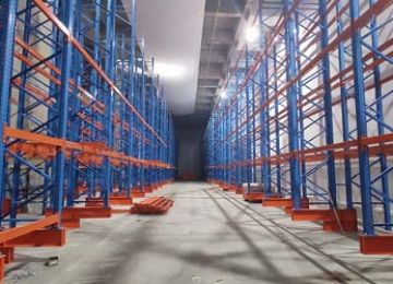 冷庫鮮花架用什么材質(zhì)好？倉庫重型貨架生產(chǎn)廠解析【易達(dá)貨架】