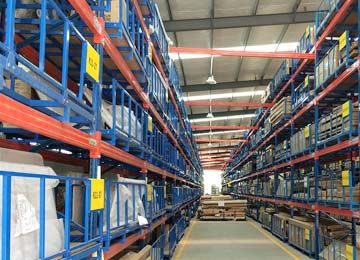 哪些容器適合用在橫梁貨架上？柳州倉庫貨架定做廠解析【易達貨架】