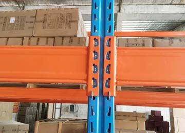 卡扣的庫房倉儲組合貨架穩(wěn)固嗎？【易達貨架】