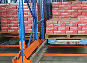 智能冷庫穿梭式貨架是全自動還是半自動？【易達貨架】