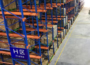 駛?cè)胧絺}儲貨架適合用在哪些行業(yè)倉庫？【易達貨架】