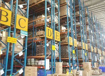 破防了！窄巷道重型貨架，叉車通道僅1.7米【易達貨架】