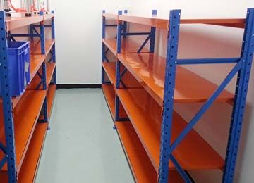 鋪鐵板重型貨架，主打一個(gè)“穩(wěn)重”【易達(dá)貨架】