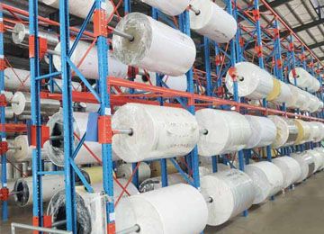 廣州工廠貨架卷料貨架是密集型存儲嗎？【易達(dá)貨架】