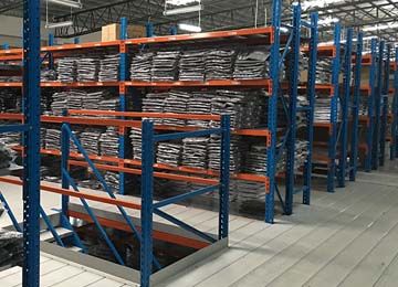 服裝倉庫貨架價格如何計算？【易達貨架】