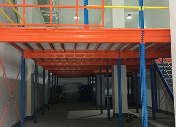 服裝中型平臺(tái)式倉(cāng)儲(chǔ)貨架是定制嗎？【易達(dá)貨架】