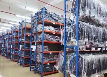 服裝中型貨架倉儲貨架可以掛存嗎？【易達貨架】