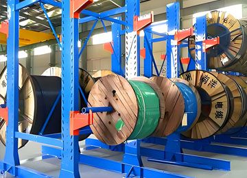 膠管懸臂貨架是人工存取貨嗎？【易達(dá)貨架】