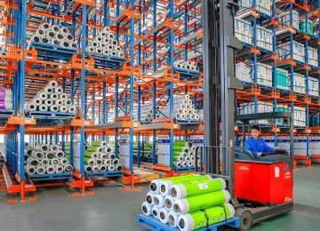 半自動和全自動穿梭貨架價格相差多少？穿梭式貨架廠商解析【易達貨架】