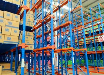 立體貫通式貨架是用AGV叉車存取貨嗎？【易達貨架】