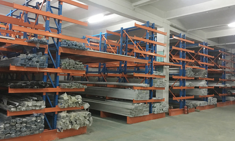 高密度存儲，實(shí)現(xiàn)“貨找人”式揀貨