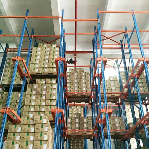 駛?cè)胧絺}庫貨架